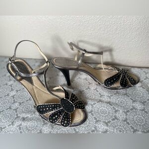 tyler. Richard Tyler~Pewter/Black~Leather~
T-Strap~Buckle~Sandal~Heels~Size 10